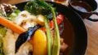 ガラス張りで開放的な雰囲気のお店