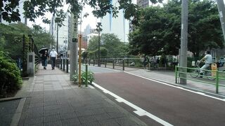 袂にある五重塔を模した石塔が気になります