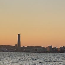 夕やみにそびえる