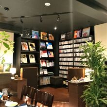 店内にはジャズのＣＤがびっしり