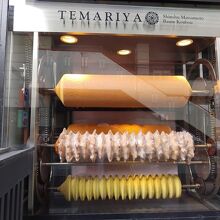 店頭でバウムクーヘンが回っています。