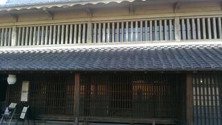 熱心なガイドさんが建物や有松絞りの技法について話してくれた