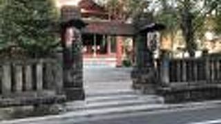 霊巌寺のすぐ南にあります