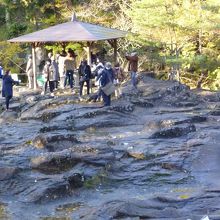 ダンゴ注文者が群がり「団子が来ないよー！」