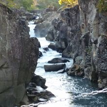 上流にこんな渓谷美がちらっと見えたが