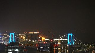 夜空に浮かび上がる東京湾のシンボル