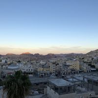 街並みと朝焼けのペトラの山々
