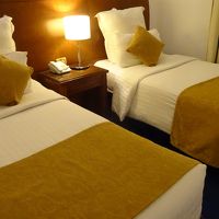 この反対側にベッドがもう1台とＴＶデスクがあります。