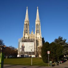 空に伸びる二本の塔が印象的な風景