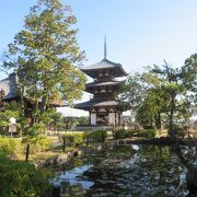 田園の中に建つ静かな寺です