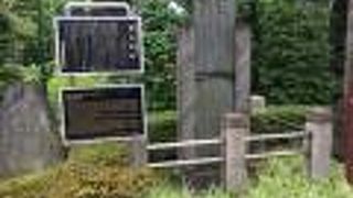 左右の石で補修されています