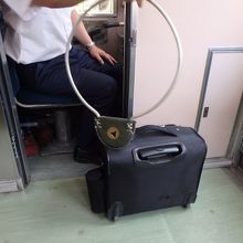 運転手がタブレットキャリアを見せてくれた