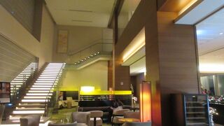 客の絶えない広島駅近く、シェラトンホテルのロビーラウンジ