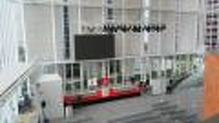 横浜市の新市庁舎内の商業施設。