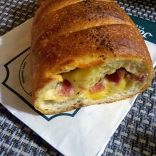 チーズとベーコンが入ったパン