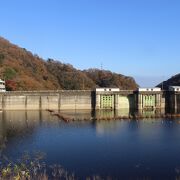 見所は花貫ダム、つり橋、渓流と滝