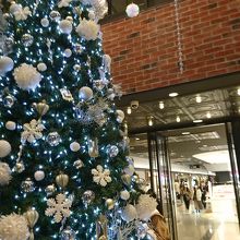 11月だと入口にクリスマスツリーが