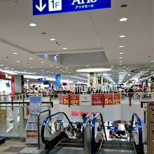 エスカレーターの後の通路に音がなる仕掛けがある