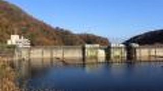 見所は花貫ダム、つり橋、渓流と滝