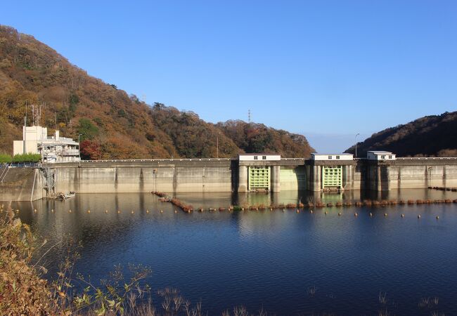 見所は花貫ダム、つり橋、渓流と滝