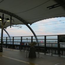 冬は寒そうな駅です