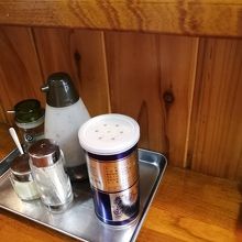 カウンターにある調味料