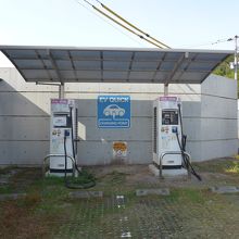 太陽光発電も実施そして電動カーの充電スタンドも設置していま