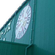 千葉ロッテマリーンズの室内練習場の傍で、建物側面を見ています