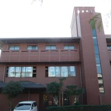 別所沼公園との調和を大事にしている別所沼会館の外観です。