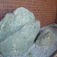 別所沼会館の入口周辺です。重厚な石と玉砂利が、目に入ります。