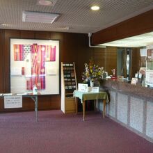 別所沼会館の受付です。壁には、伝統の織物が掲げられています。