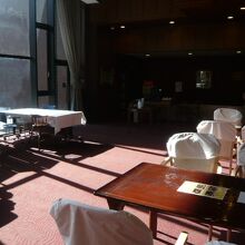 別所沼会館のロビーの様子です。レストランは、奥にあります。