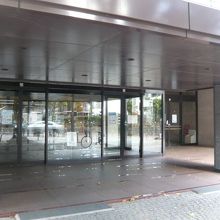 埼玉県民健康センターの正面の玄関です。広いスペースがあります