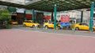 台南駅前には多数待機