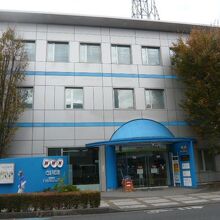 ＮＨＫさいたま放送局の正面です。国道１７号線に面しています。