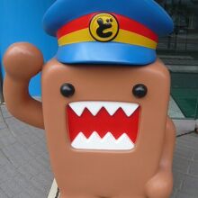 ＮＨＫさいたま放送局の入口には、ＮＨＫのマスコットがあります