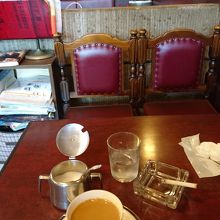 自分の席でタバコが吸えるのが良い