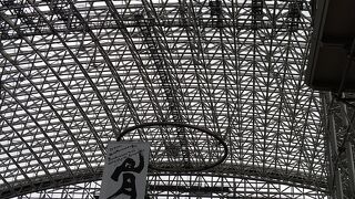 駅前のガラス張りドーム