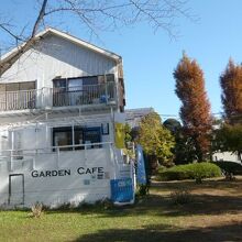 別所沼公園の東北端の角地に建てれているガーデンカフェ別所です