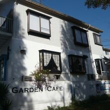 別所沼公園に面した建物の南側側の様子です。白色の壁が映えます