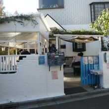 ガーテンカフェ別所の入口は、東側です。お客で混んでいます。