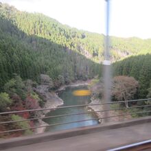 列車の窓から右に左に蛇行する保津川が津楽しめます