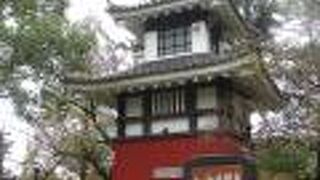 昔の灯台を思わせる赤い塔です。