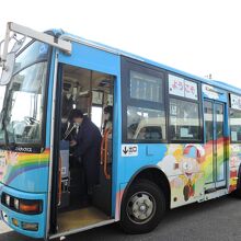  100円バスで氷見駅間を往復できます。