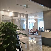 ロビー側から見た入口付近