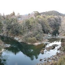 牛渕橋から見た城跡