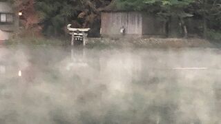 徒歩で行ける観光地です。朝霧に煙る湖面は日によって変わるので行ってみないとわかりません。