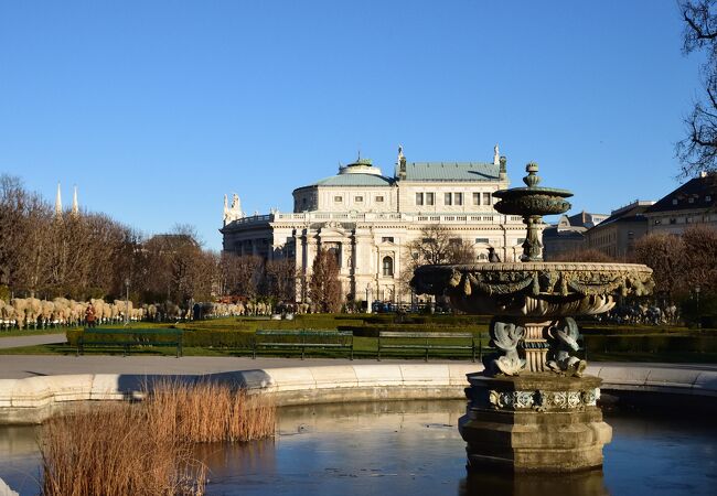 王宮や市庁舎が見渡せる広い公園