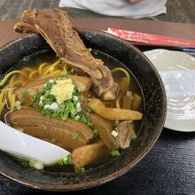 三種もりそば。ウコンが練り込まれた黄色いそばです。