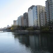 広島駅近くの大きな川、マンションが立ち並ぶ